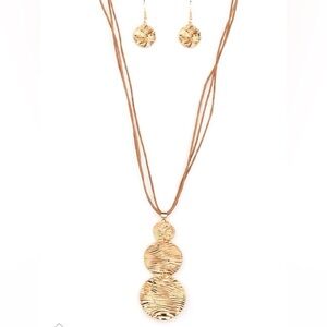 Textured gold disc necklace